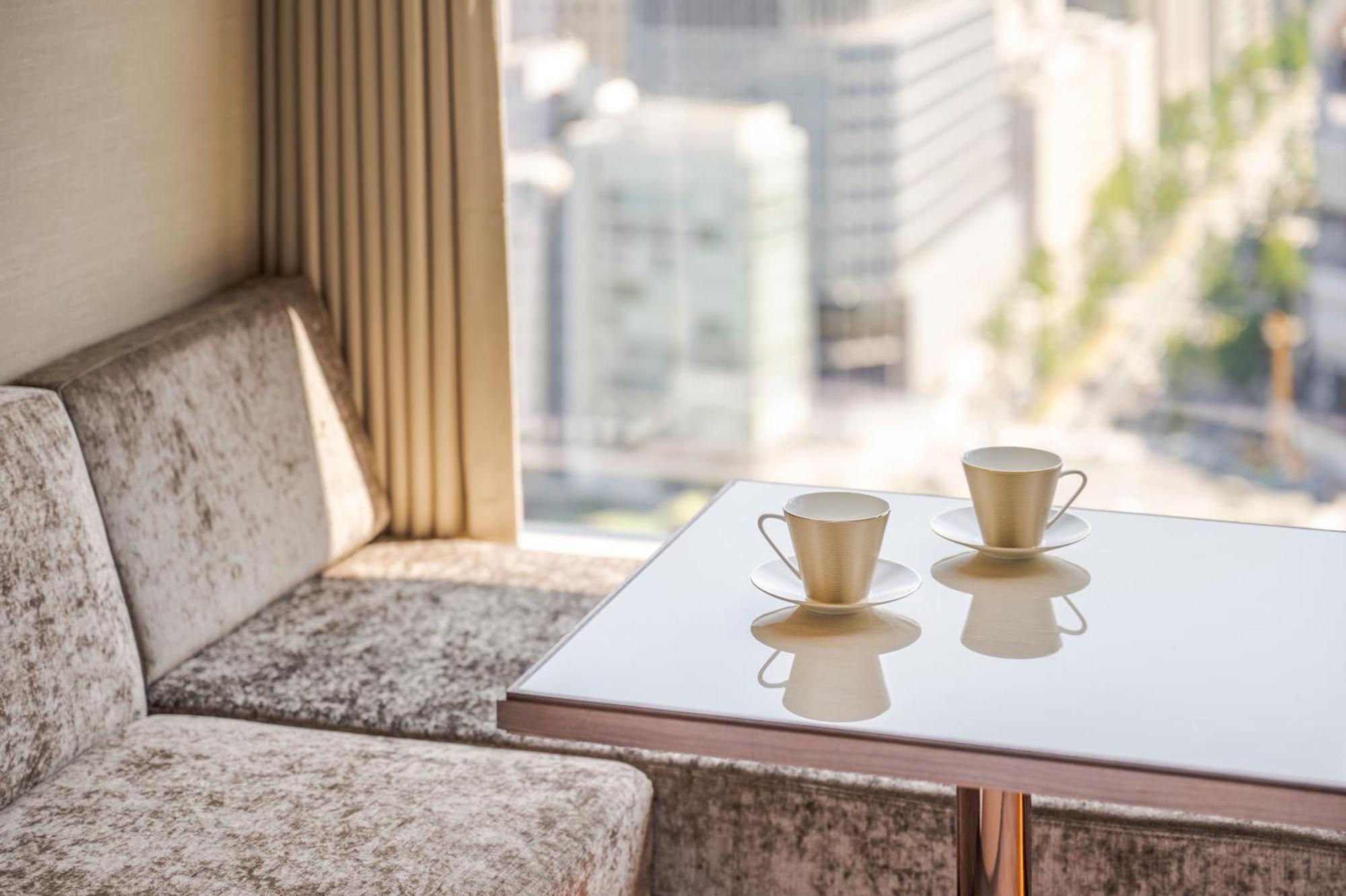 Candeo Hotels Osaka The Tower Rom bilde A table with a glass top