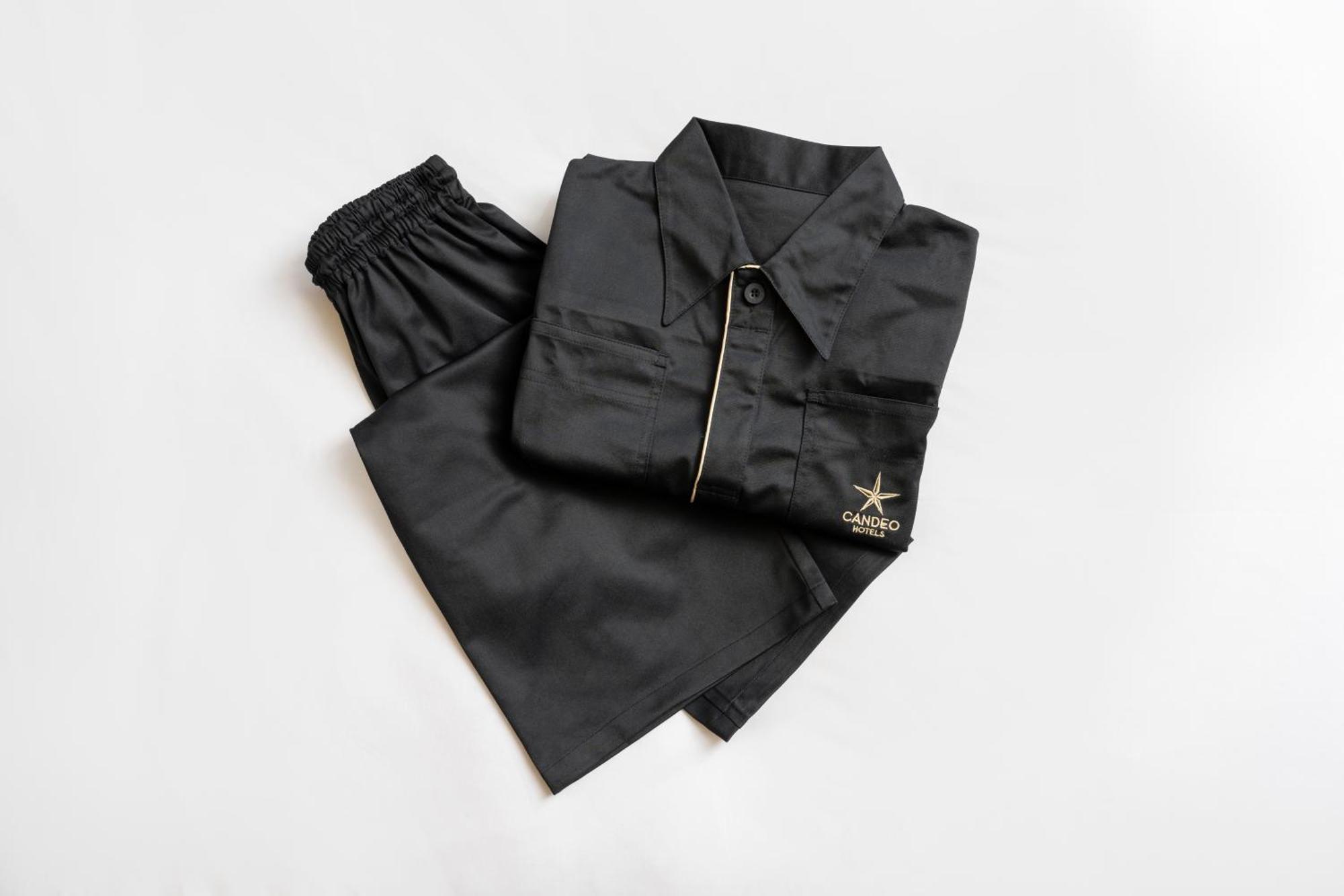 Candeo Hotels Osaka The Tower Rom bilde A set of black overalls