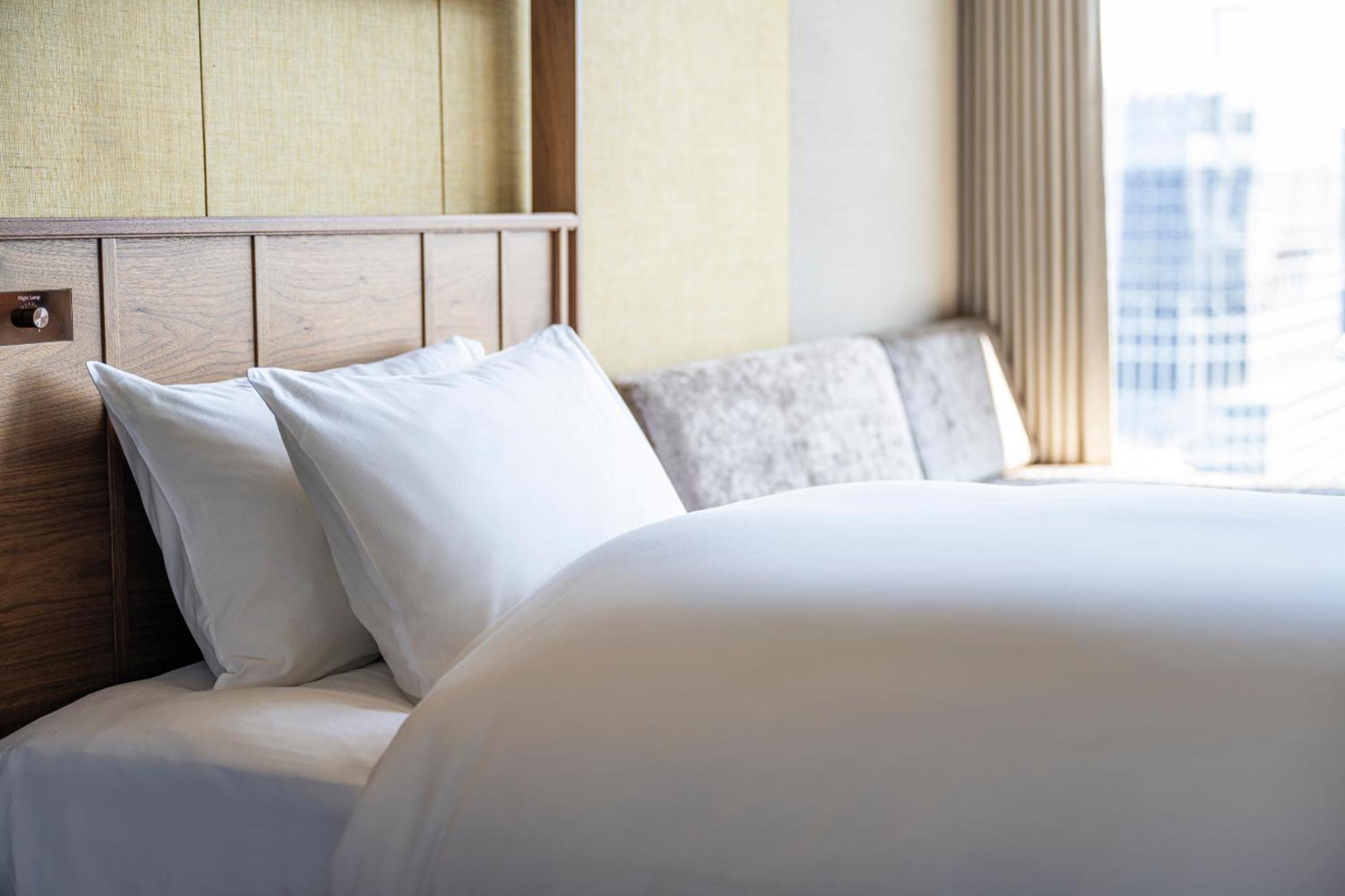 Candeo Hotels Osaka The Tower Rom bilde A bed with pillows