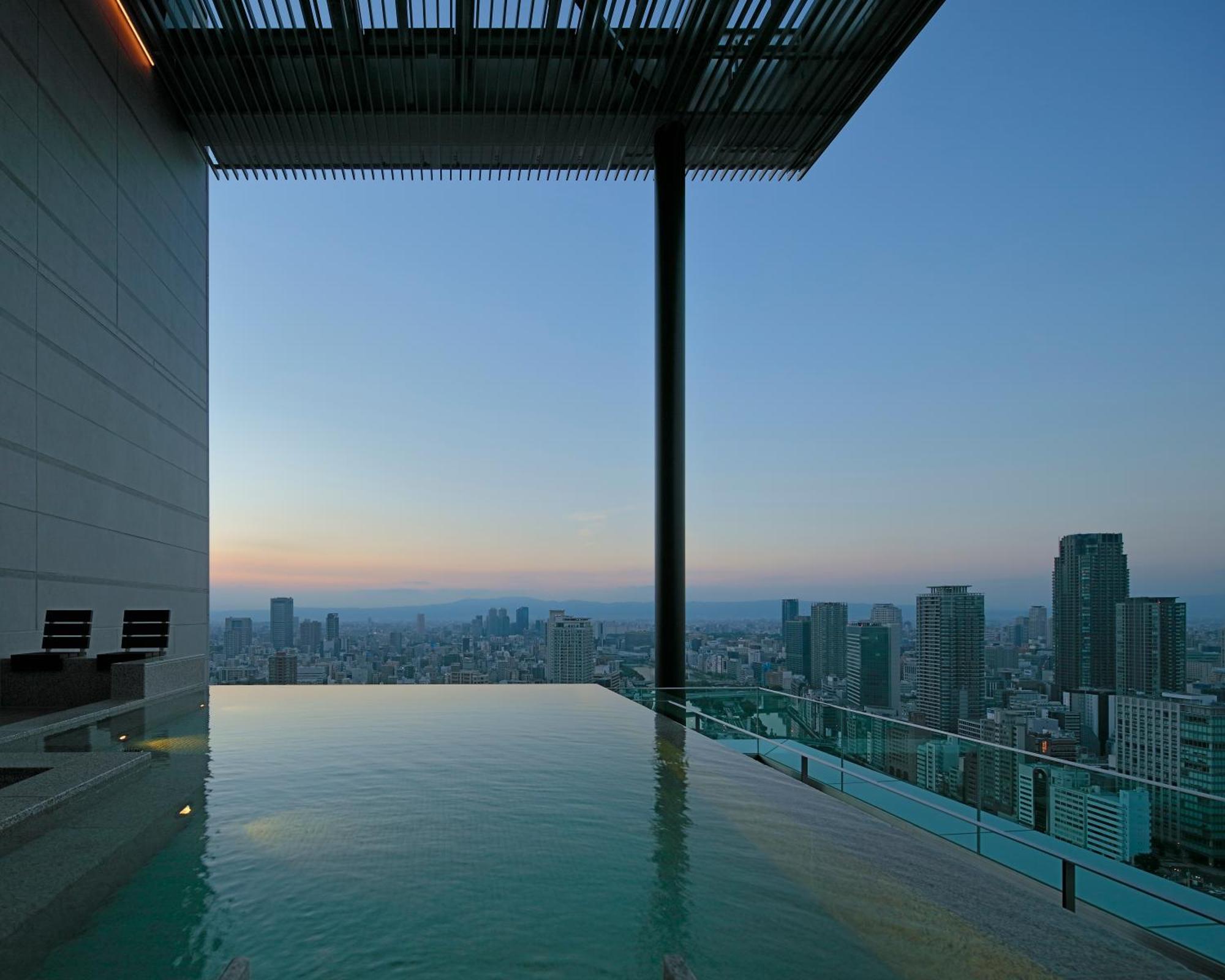 Candeo Hotels Osaka The Tower Eksteriør bilde Infinity pool at the Ritz-Carlton, Osaka