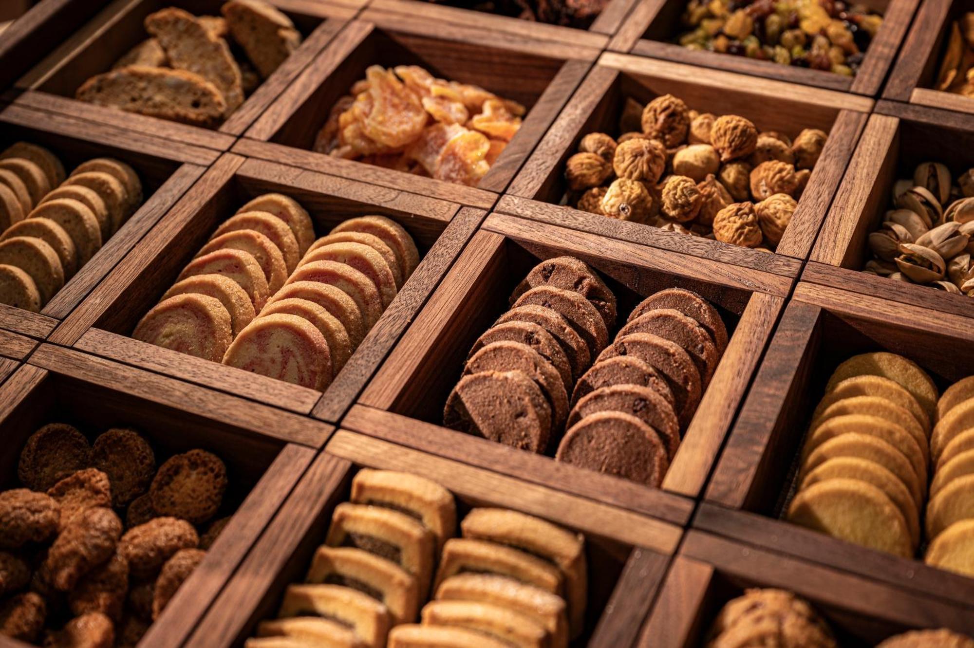 Candeo Hotels Osaka The Tower Eksteriør bilde A selection of biscuits