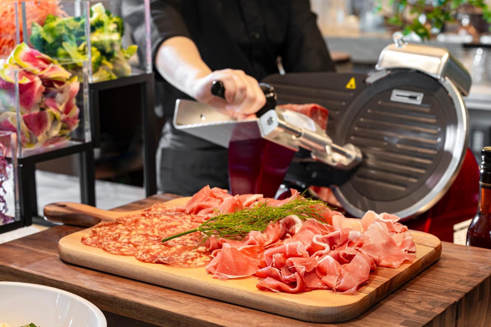 Candeo Hotels Osaka The Tower Eksteriør bilde A deli slicer in action