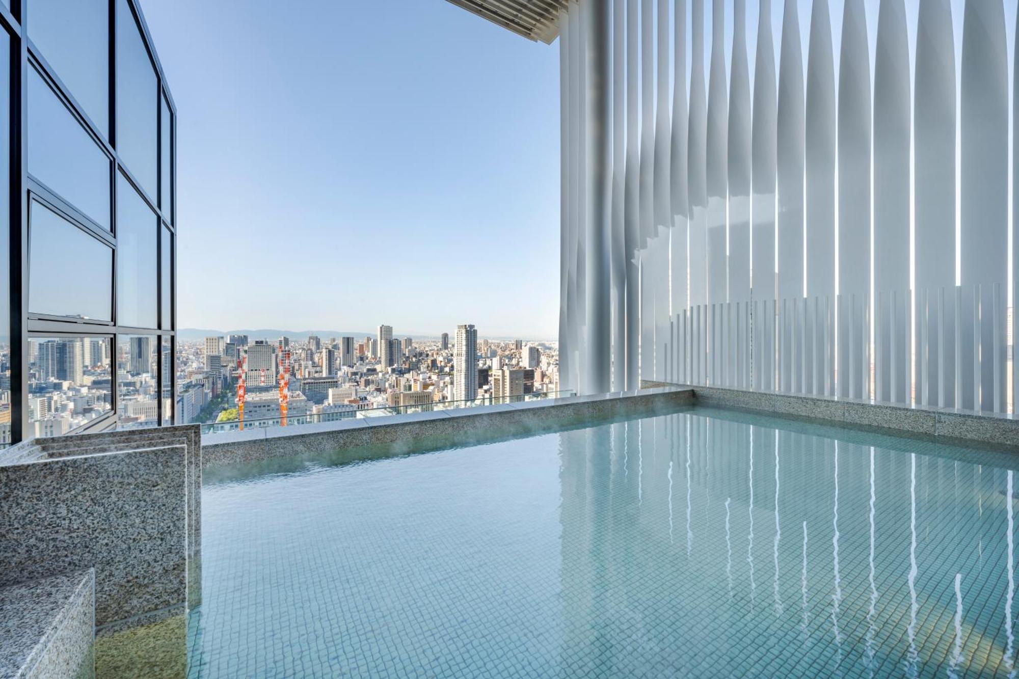 Candeo Hotels Osaka The Tower Eksteriør bilde The pool at the top of the hotel