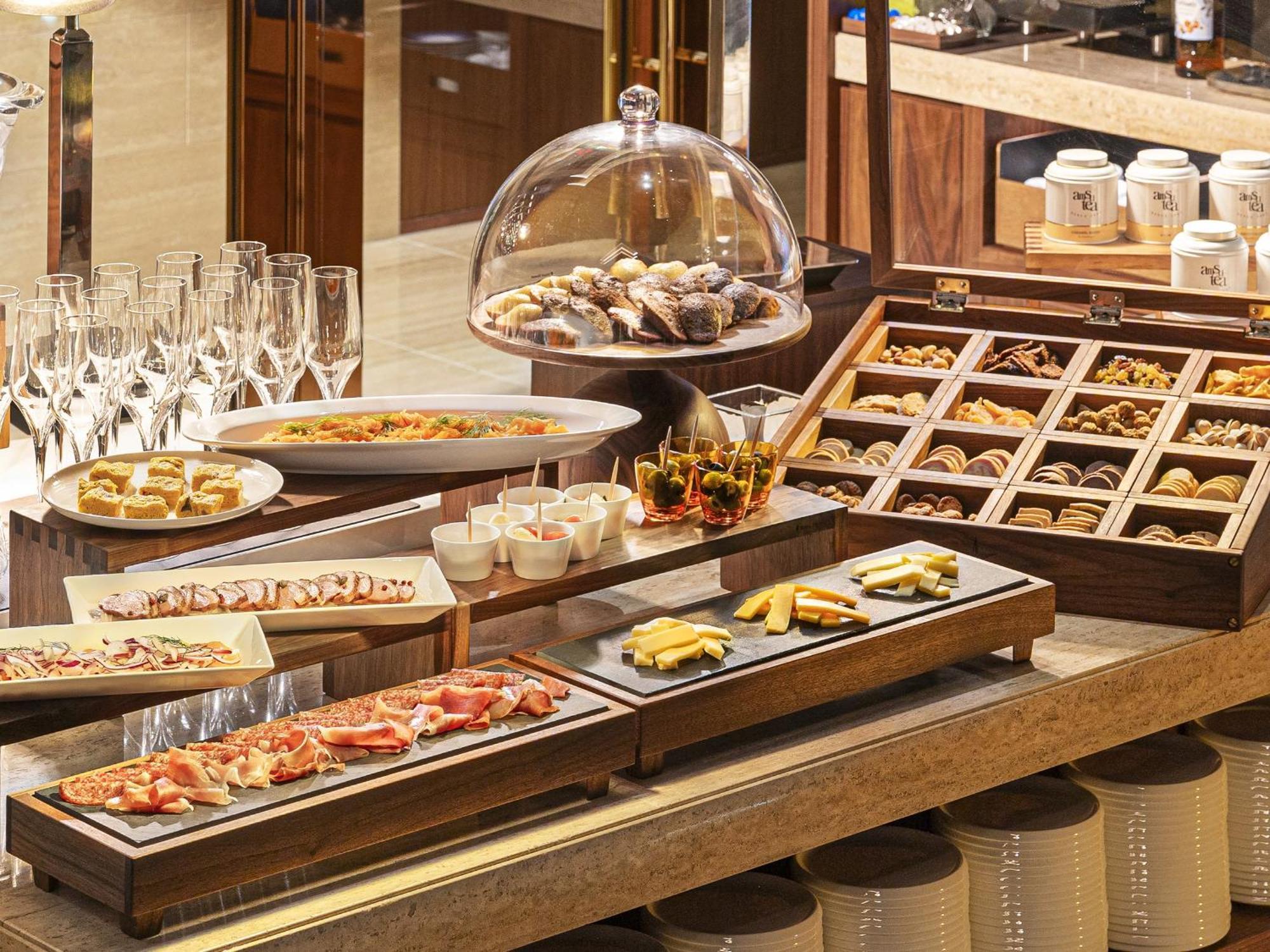Candeo Hotels Osaka The Tower Eksteriør bilde A buffet at a hotel